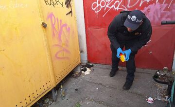 FOTO: V uliciach Zvolena opäť bolo množstvo pohodených použitých striekačiek