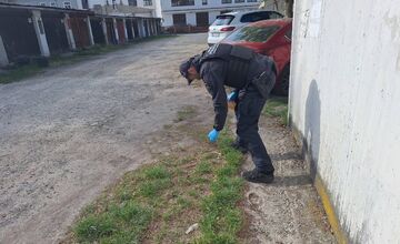 FOTO: V uliciach Zvolena opäť bolo množstvo pohodených použitých striekačiek