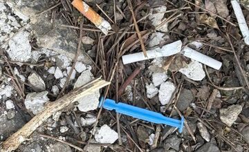 FOTO: V uliciach Zvolena opäť bolo množstvo pohodených použitých striekačiek