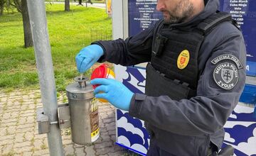 FOTO: V uliciach Zvolena opäť bolo množstvo pohodených použitých striekačiek
