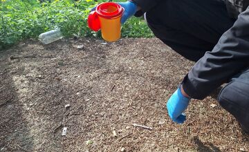 FOTO: V uliciach Zvolena opäť bolo množstvo pohodených použitých striekačiek
