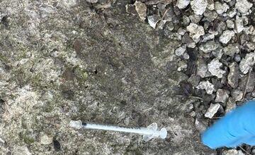 FOTO: V uliciach Zvolena opäť bolo množstvo pohodených použitých striekačiek