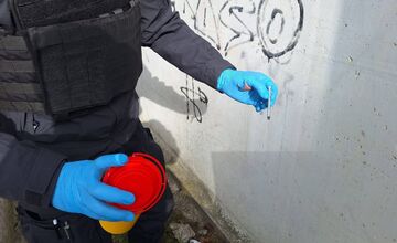 FOTO: V uliciach Zvolena opäť bolo množstvo pohodených použitých striekačiek