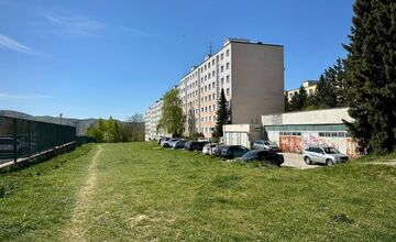 FOTO: V Banskej Bystrici pribudne 100 parkovacích miest