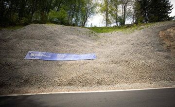 FOTO: V obci pri Bystrici hrozil zosuv pôdy na jedinú prístupovú cestu
