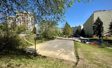 FOTO: V areáli základnej školy v Bystrici sa začala rozsiahla rekonštrukcia športovísk