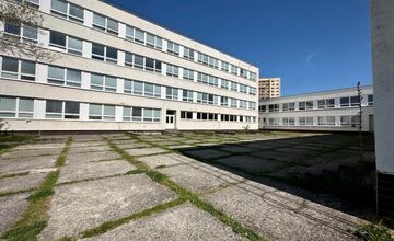 FOTO: V areáli základnej školy v Bystrici sa začala rozsiahla rekonštrukcia športovísk