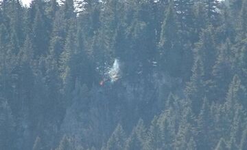 FOTO: V katastri obce Hriňová horí les, bojujú s ním desiatky hasičov