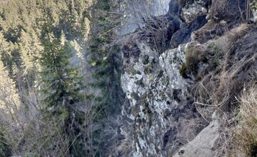FOTO: V katastri obce Hriňová horí les, bojujú s ním desiatky hasičov