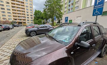 FOTO: Obyvatelia Sásovej riešia, čo poškodilo zaparkované auto