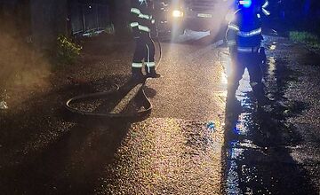 FOTO: Dobrovoľní hasiči z Kremnice mali náročnú noc
